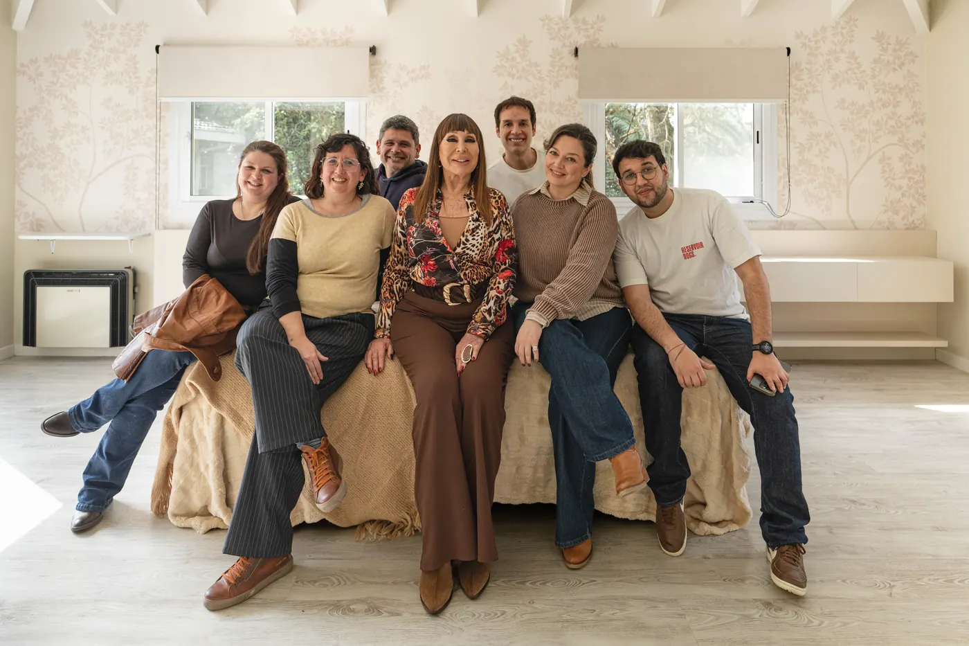 Moria y el equipo Youarq, en la cama de la suite terminada.